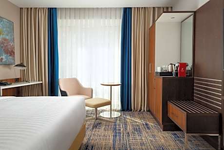 Superior, Guest  room with 1 King, City view, Balcony