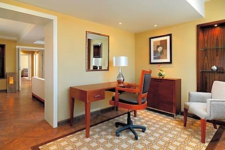 Ambassador Suite, Club lounge access, 1 King, River view, High Floor