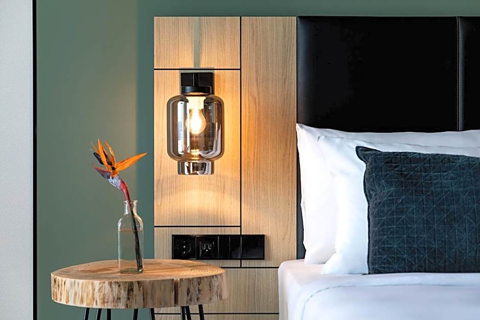 Renaissance by Marriott Amsterdam Schiphol Airport Hotel