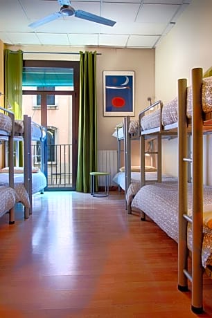 Bed in Mixed Dormitory Room (8-Bed)