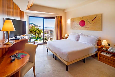 Executive Double Room with Side Sea View