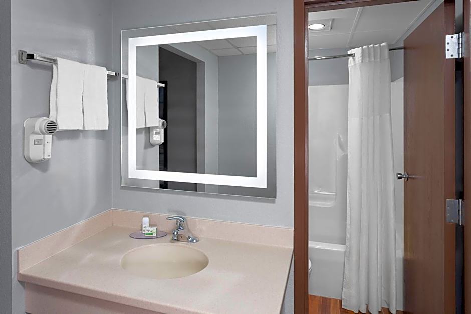 AmericInn & Suites by Wyndham Baraboo Event Center