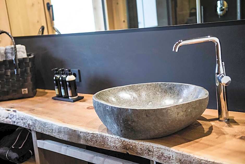 Presulis Hideaway Apartments & Restaurant