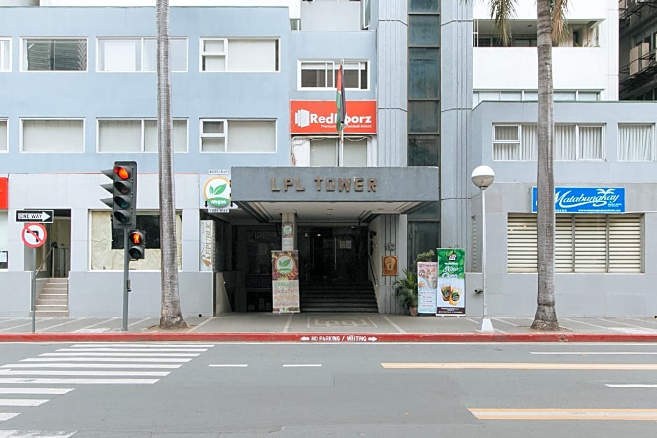 RedDoorz Premium near Greenbelt Makati - Vaccinated Staff