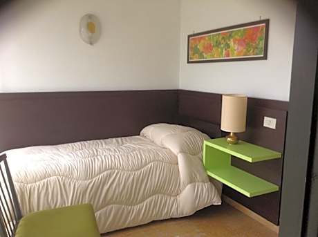 Three-Bedroom Apartment with Balcony - Split Level (4 Adults)