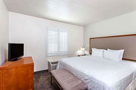 One-Bedroom King Suite - Non-Smoking