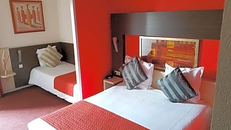 Comfort Triple Room (1 Double + 1 Single bed) - Breakfast Included