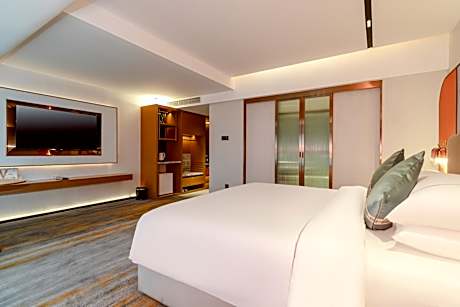 Deluxe Grand King Bed Room