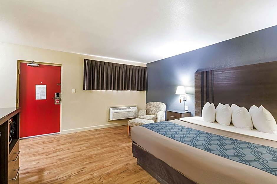 Econo Lodge Inn & Suites I-35 At Shawnee Mission