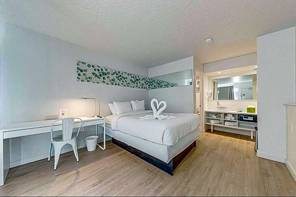 Travel Lodge by Wyndham 10 min from Disney