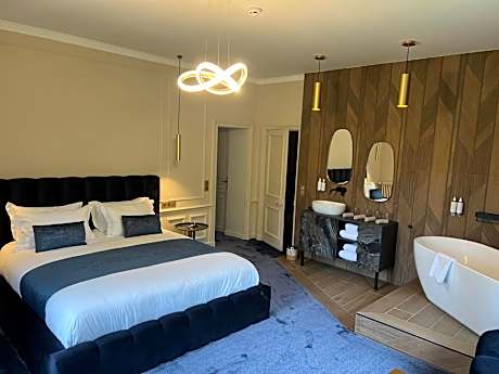 Deluxe King Suite