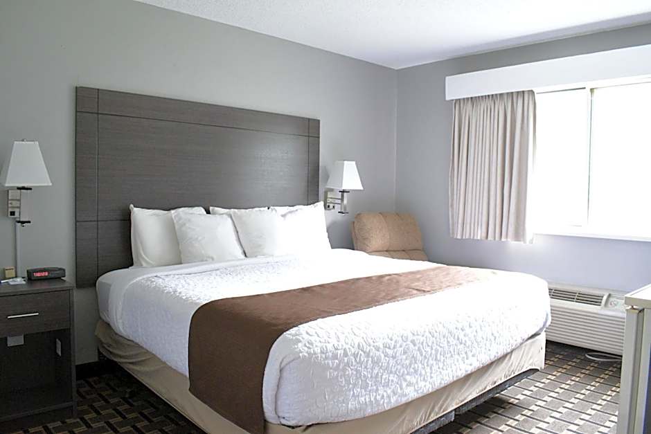 Adams Inn and Suites