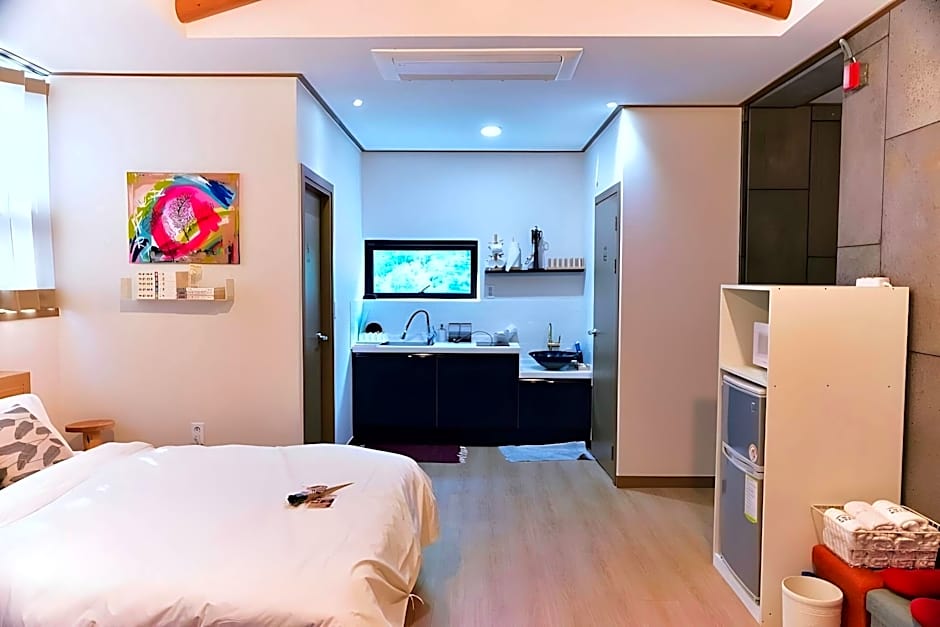 Andong Poonggyung Hostel N Library