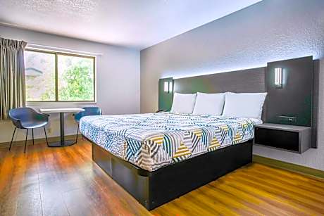 King Room - Non-Smoking