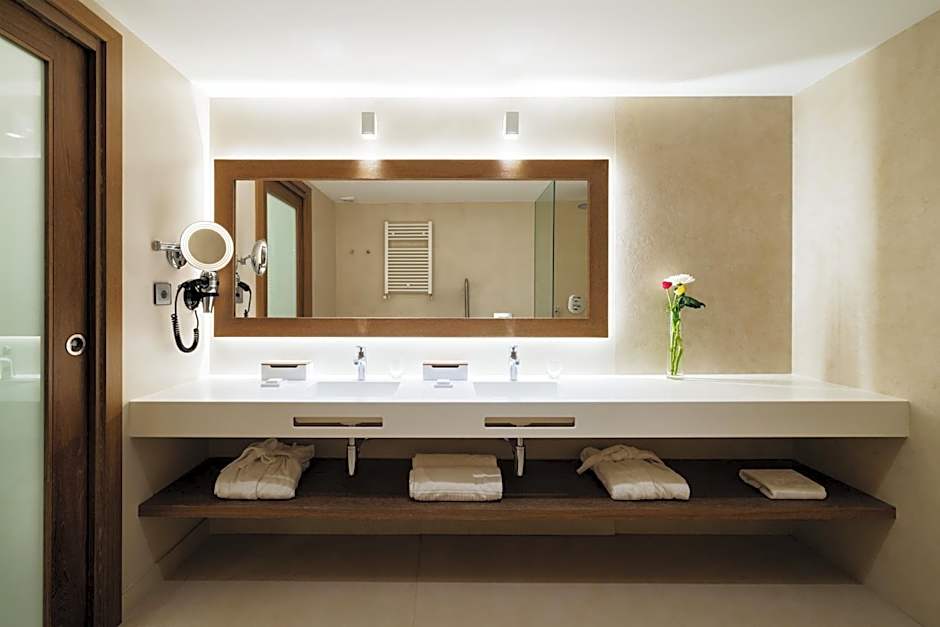 Lamaro Hotel