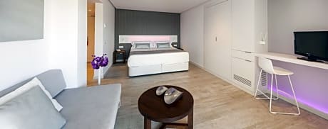 Twin Room with Sofa Bed(2 single beds+ 1 sofa bed)