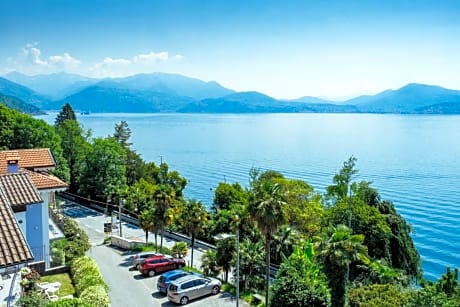 Standard Double Room with Balcony and Lake View