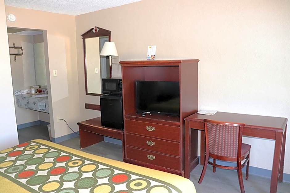 Super 8 by Wyndham Clarksville East