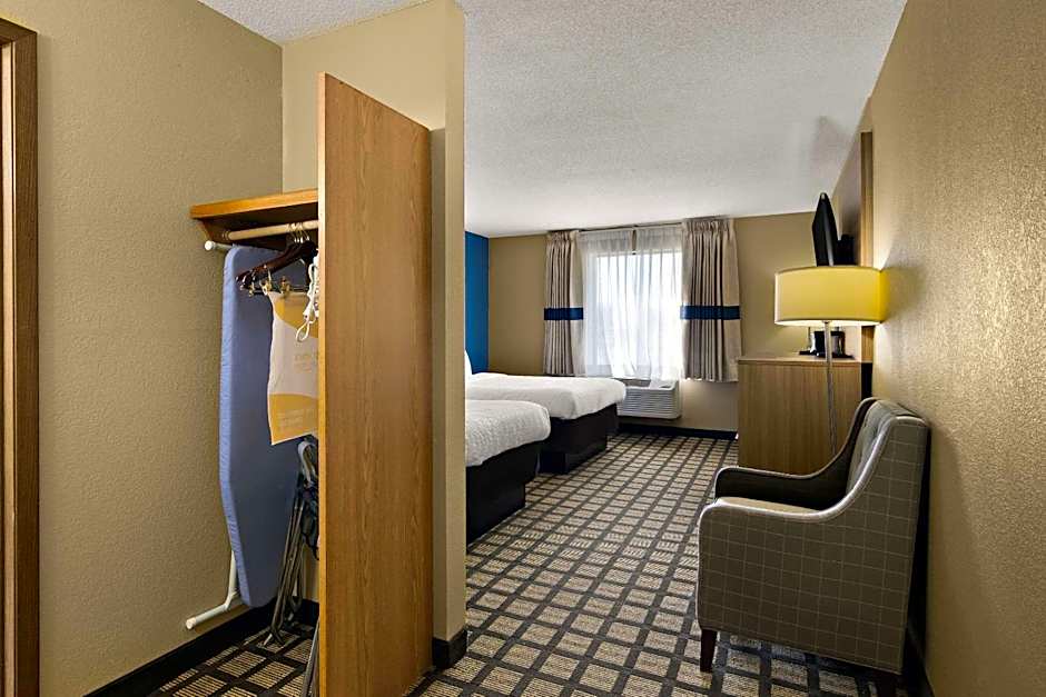 Clarion Pointe Bloomington - Normal near I-55 and University