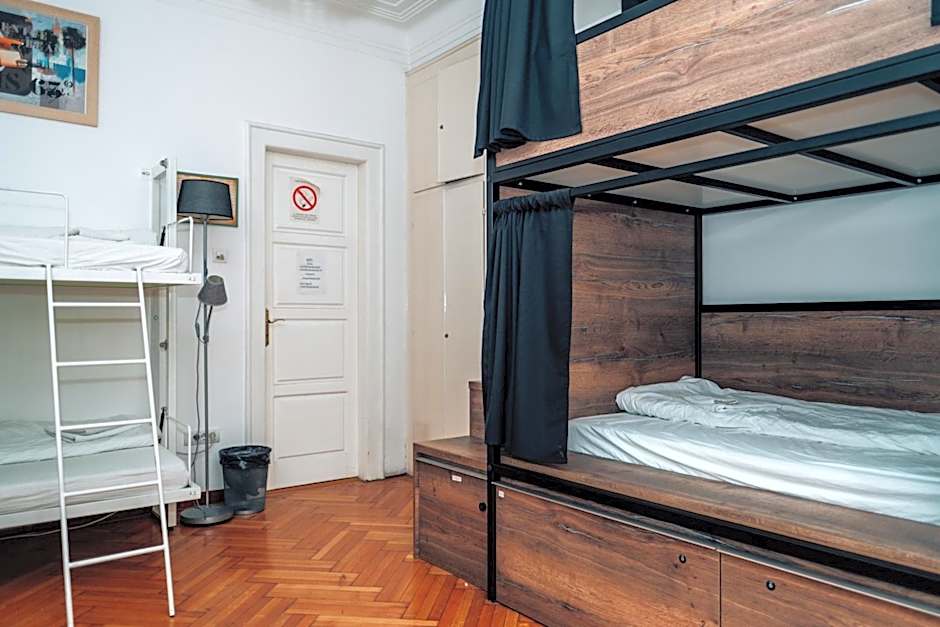 Central 4 Bedroom 154m2 Apartment with terrace