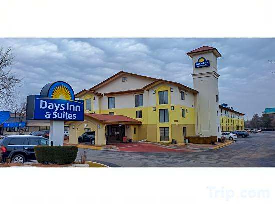 Days Inn & Suites by Wyndham Schaumburg