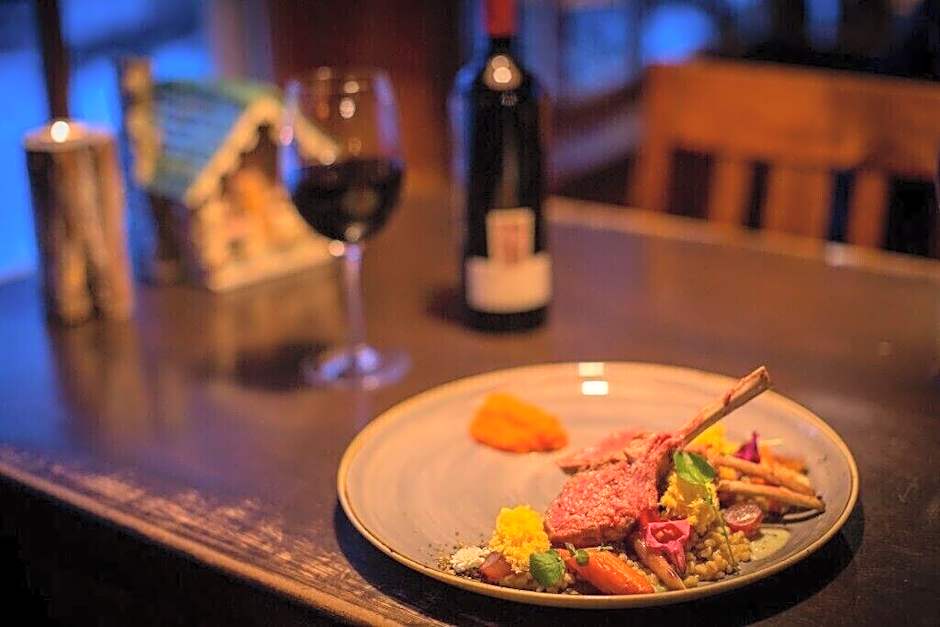 Storm Mountain Lodge Cabins Dining