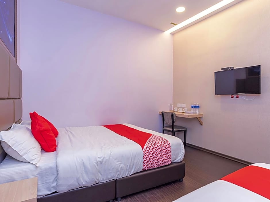 OYO 89423 Zenz Hotel