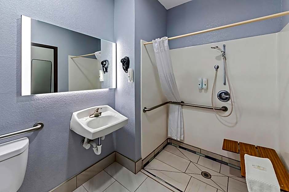 Quality Inn & Suites Manhattan