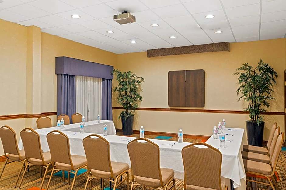 Holiday Inn Express & Suites Lakeland North - I-4 By IHG