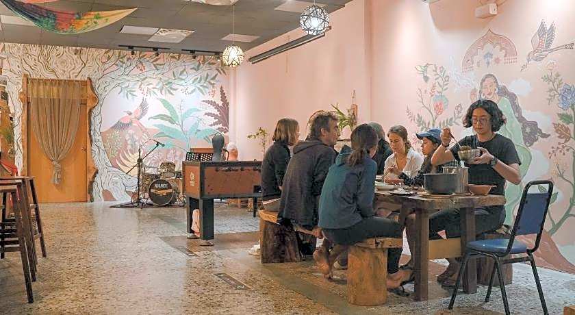 Dulan The Travel Bug Bistro Inn