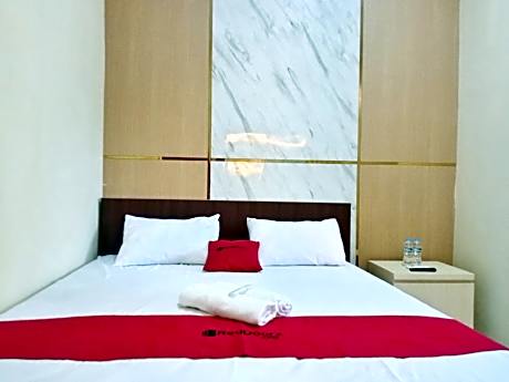 RedDoorz near Alun Alun Slawi