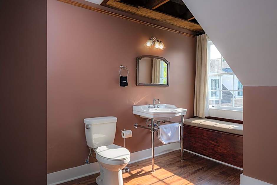 The NuWray Hotel & Carriage House