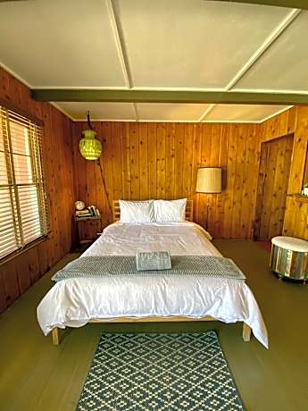 Room 8 - Downtown Joshua Tree Motel - Pet Friendly - Walk to Shops & Visitor Center, Minutes to Park Entrance