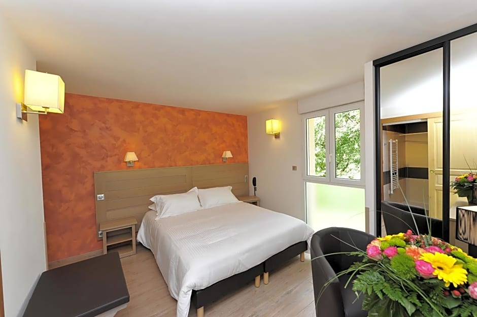 Logis Hôtel Restaurant Les 2 Rives - A75, en bordure de rivière