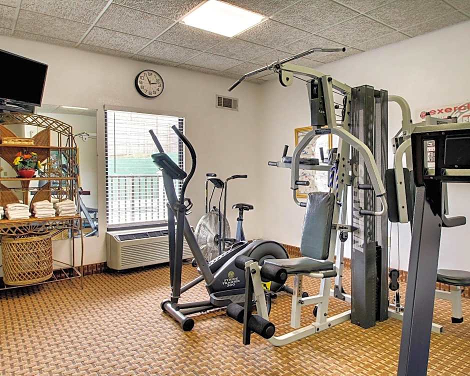 Quality Inn & Suites Clinton - Jackson West