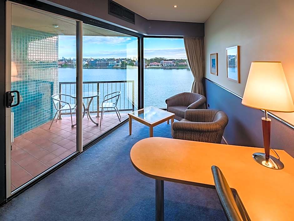 Lakes Hotel