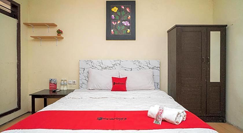 RedDoorz near Cyber Mall