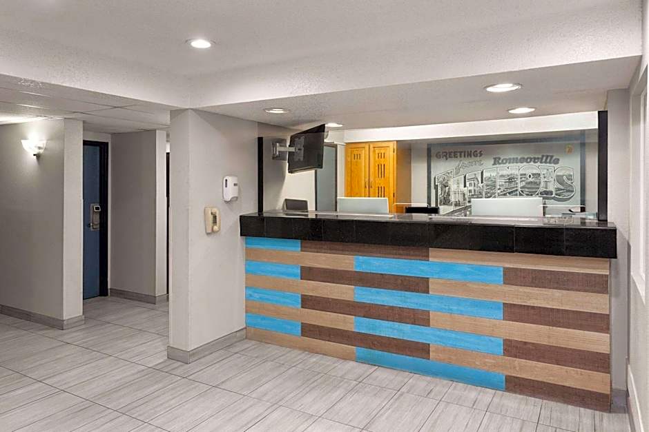 Super 8 by Wyndham Romeoville Bolingbrook