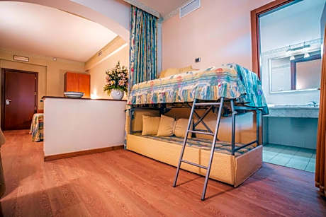 Family Room (2 Adults + 2 Children)