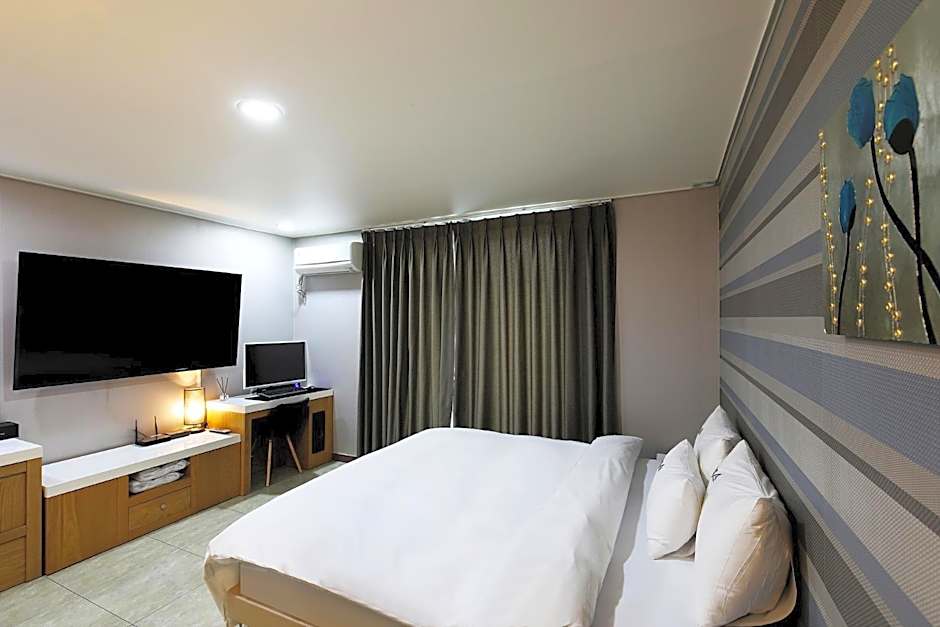 White Tourist Hotel