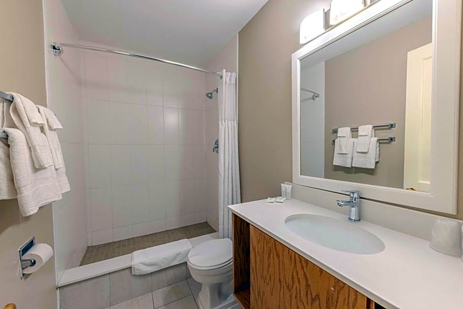 Prince Arthur Waterfront Hotel & Suites