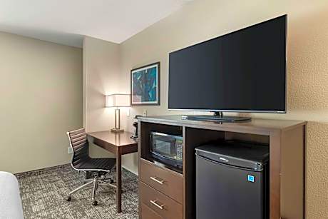 Suite-1 King Bed NSMK Separate Bedroom Sofabed Desk Ergonomic Chair Microwave Fridge Full Breakfast