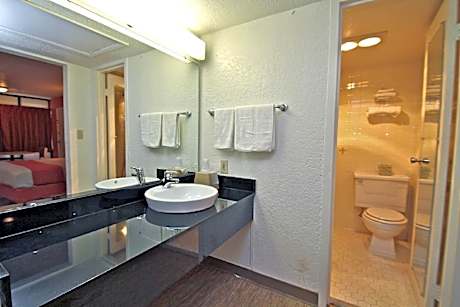 1 King Bed | Mobility Accessible RI Shower Nsmk