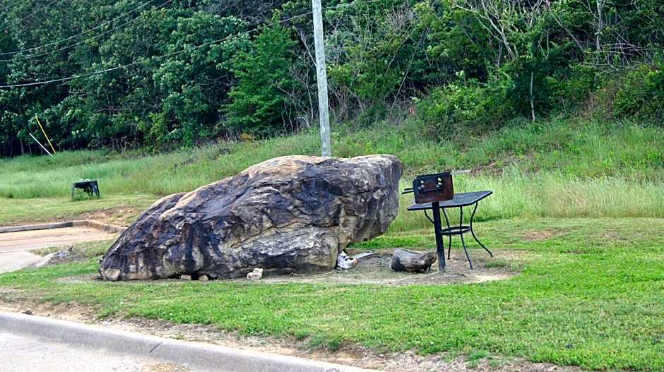 Holiday Lodge & Suites