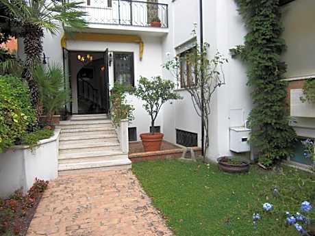 Basic Single Room with Shared Bathroom