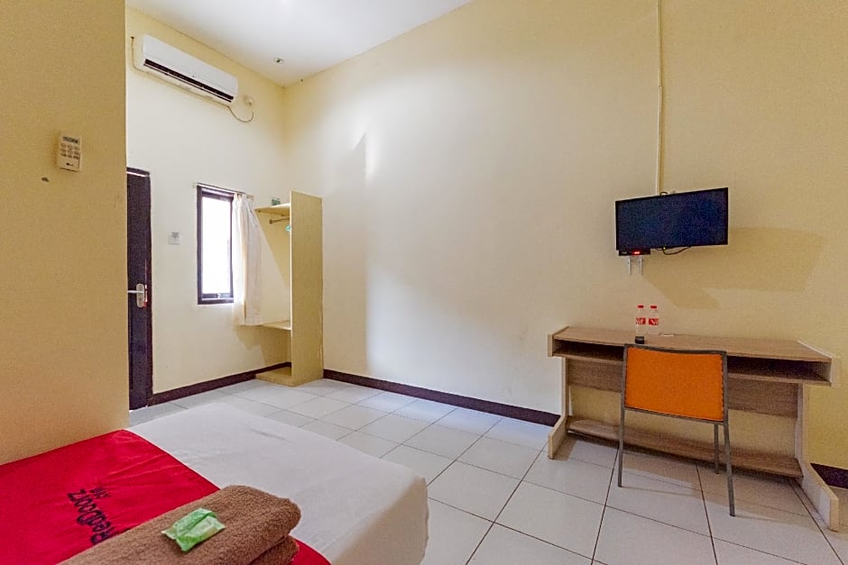 RedDoorz @ Kings Hotel near CSB Mall