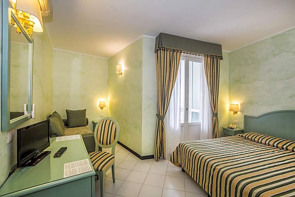 Hotel Riviera 3 Stelle con piscina estiva gratuita e garage a pagamento