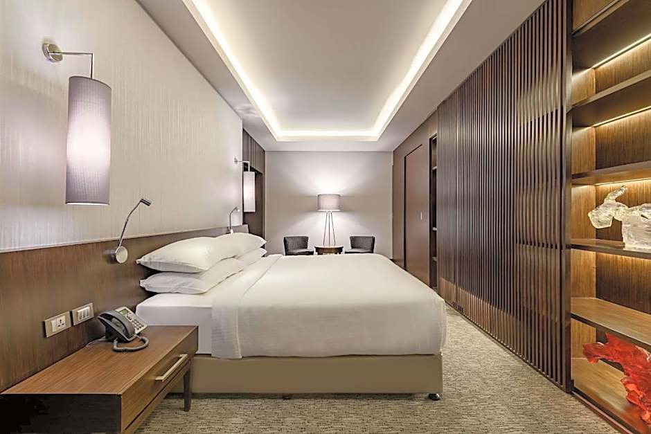 Dusit Thani LakeView Cairo