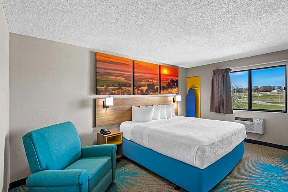 Days Inn & Suites by Wyndham Des Moines Airport