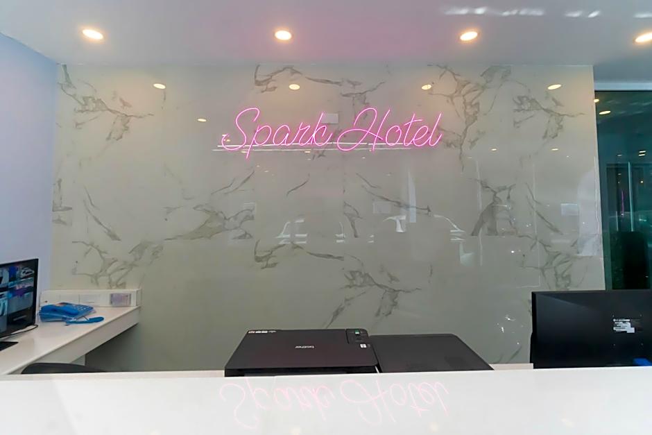 Spark Hotel - MRT Queen Sirikit